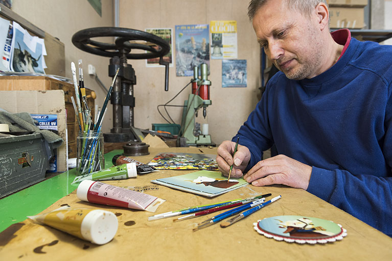 Peinture d'un décor de sangle. © Sonia Dourlot / Région Bourgogne-Franche-Comté, Inventaire du patrimoine - 2018