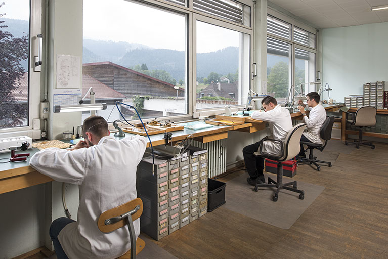 Atelier de fabrication, avec horlogers à l'établi. © Sonia Dourlot / Région Bourgogne-Franche-Comté, Inventaire du patrimoine - 2018