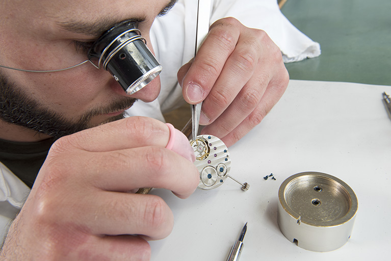 Horloger à l'établi : assemblage d'une montre. © Sonia Dourlot / Région Bourgogne-Franche-Comté, Inventaire du patrimoine - 2018