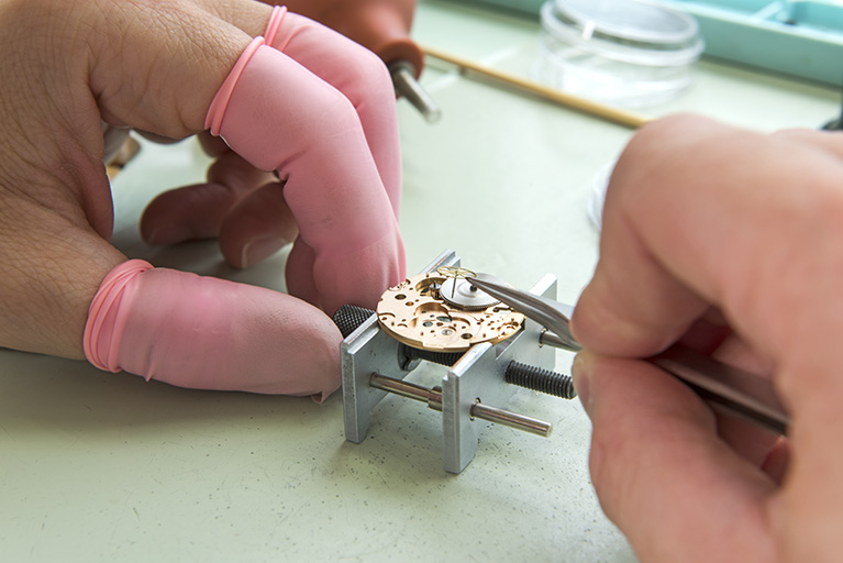 Assemblage d'une montre. © Sonia Dourlot / Région Bourgogne-Franche-Comté, Inventaire du patrimoine - 2018