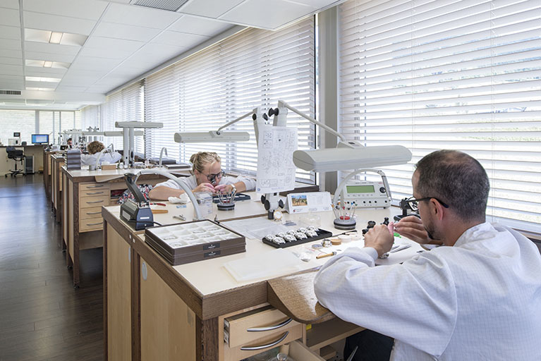 Horlogers à l'établi. © Sonia Dourlot / Région Bourgogne-Franche-Comté, Inventaire du patrimoine - 2018 Horlogers à l'établi. © Sonia Dourlot / Région Bourgogne-Franche-Comté, Inventaire du patrimoine - 2018