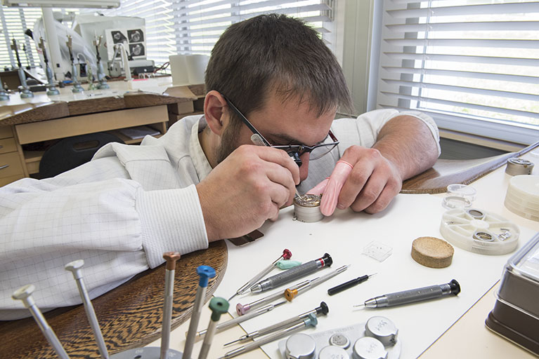 Horloger à l'établi. © Sonia Dourlot / Région Bourgogne-Franche-Comté, Inventaire du patrimoine - 2018 Horloger à l'établi. © Sonia Dourlot / Région Bourgogne-Franche-Comté, Inventaire du patrimoine - 2018