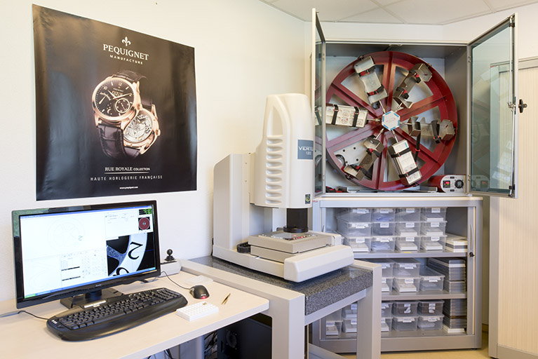 Laboratoire : machine de contrôle optique Micro.Vu (Vertex 120) et simulateur de mouvements VOH (Twistest). © Sonia Dourlot / Région Bourgogne-Franche-Comté, Inventaire du patrimoine - 2018 Laboratoire : machine de contrôle optique Micro.Vu (Vertex 120) et simulateur de mouvements VOH (Twistest). © Sonia Dourlot / Région Bourgogne-Franche-Comté, Inventaire du patrimoine - 2018