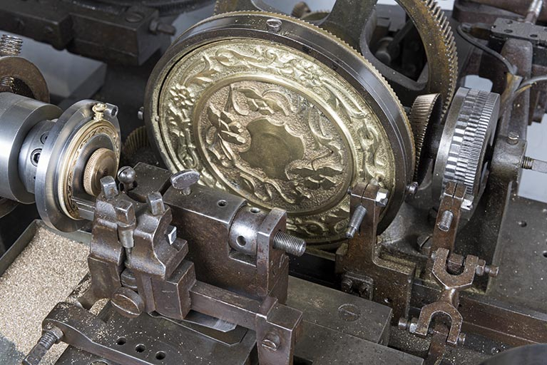 Modèle (au centre) et burin (à gauche). © Sonia Dourlot / Région Bourgogne-Franche-Comté, Inventaire du patrimoine - 2018