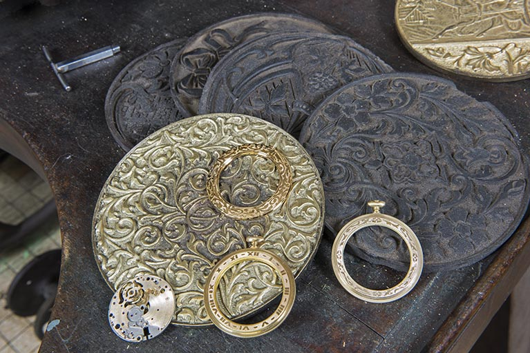 Modèles et lunettes de boîtes de montre de gousset. A gauche, une platine de montre guillochée. © Sonia Dourlot / Région Bourgogne-Franche-Comté, Inventaire du patrimoine - 2018