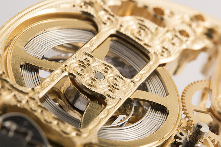 Détail : pont guilloché et ressort moteur. © Sonia Dourlot / Région Bourgogne-Franche-Comté, Inventaire du patrimoine - 2018