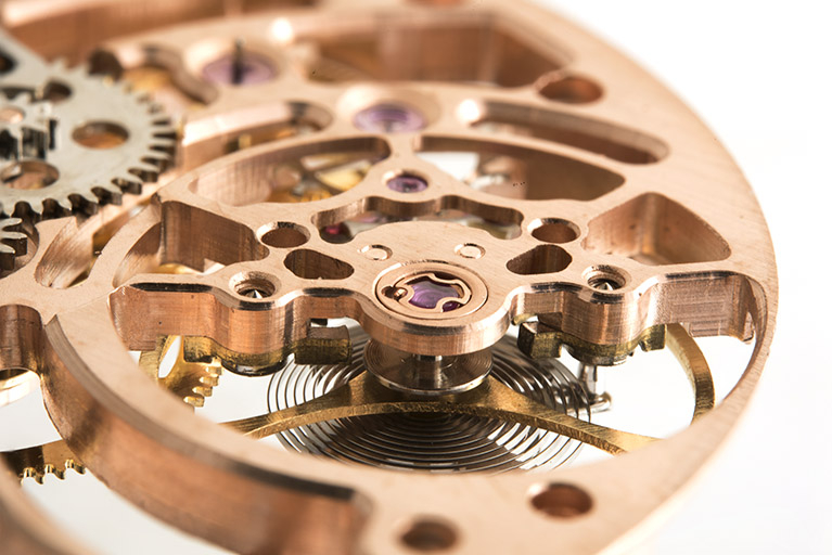 Mouvement rose, détail côté cadran : amortisseur de chocs. © Sonia Dourlot / Région Bourgogne-Franche-Comté, Inventaire du patrimoine - 2018