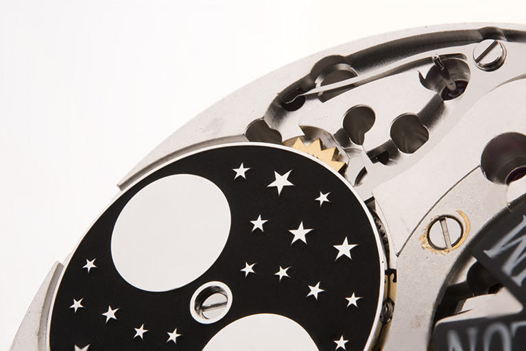 Face côté cadran : détail du disque des phases de lune. © Sonia Dourlot / Région Bourgogne-Franche-Comté, Inventaire du patrimoine - 2018