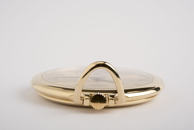 Vue sur la tranche, avec la couronne et la bélière au premier plan. © Sonia Dourlot / Région Bourgogne-Franche-Comté, Inventaire du patrimoine - 2018