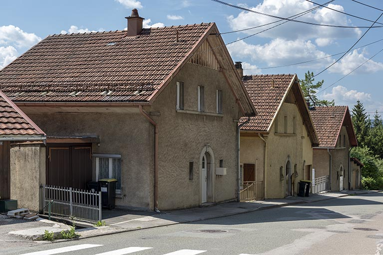 Vue d'ensemble depuis le nord (rue de la Côte) : 1ère maison à gauche. © Sonia Dourlot / Région Bourgogne-Franche-Comté, Inventaire du patrimoine - 2018