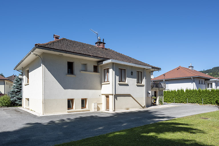 Maison au n° 9 rue Emile Cattin : façade postérieure, de trois quarts gauche. © Sonia Dourlot / Région Bourgogne-Franche-Comté, Inventaire du patrimoine - 2018 Maison au n° 9 rue Emile Cattin : façade postérieure, de trois quarts gauche. © Sonia Dourlot / Région Bourgogne-Franche-Comté, Inventaire du patrimoine - 2018