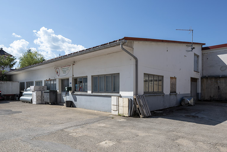 Bâtiment de 1981. © Sonia Dourlot / Région Bourgogne-Franche-Comté, Inventaire du patrimoine - 2018 Bâtiment de 1981. © Sonia Dourlot / Région Bourgogne-Franche-Comté, Inventaire du patrimoine - 2018