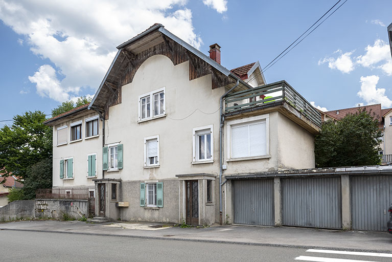 Maison : façade antérieure, de trois quarts droite. © Sonia Dourlot / Région Bourgogne-Franche-Comté, Inventaire du patrimoine - 2018 Maison : façade antérieure, de trois quarts droite. © Sonia Dourlot / Région Bourgogne-Franche-Comté, Inventaire du patrimoine - 2018