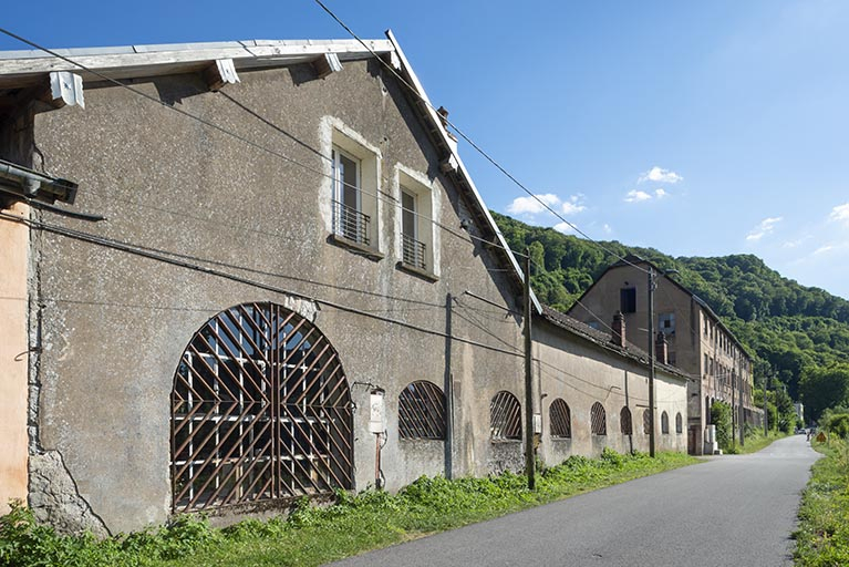 Alignement des bâtiments de la faïencerrie et du tissage le long du chemin de halage. © Jérôme Mongreville / Région Bourgogne-Franche-Comté, Inventaire du patrimoine - 2018