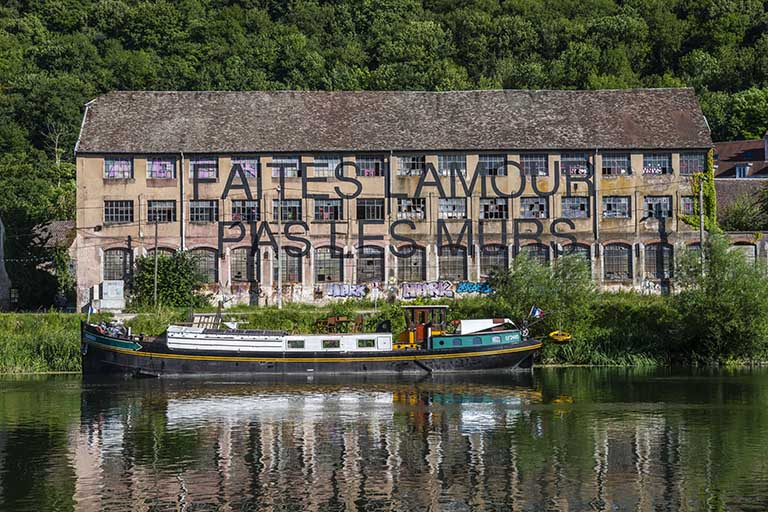 Façade nord de l'atelier à étages (inscription peinte en 2016 dans le cadre du festival Bien Urbain). © Jérôme Mongreville / Région Bourgogne-Franche-Comté, Inventaire du patrimoine - 2018 Façade nord de l'atelier à étages (inscription peinte en 2016 dans le cadre du festival Bien Urbain). © Jérôme Mongreville / Région Bourgogne-Franche-Comté, Inventaire du patrimoine - 2018