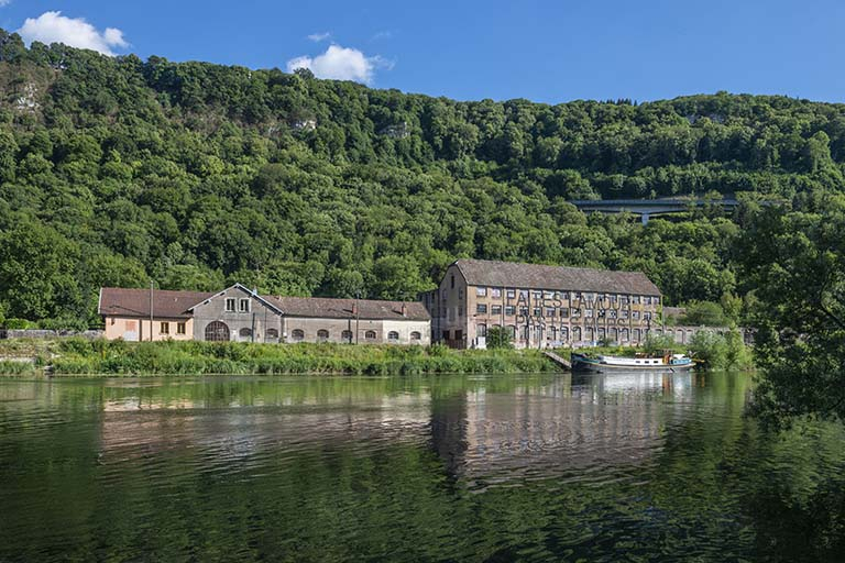 Vue d'ensemble depuis le nord (rive droite du Doubs). © Jérôme Mongreville / Région Bourgogne-Franche-Comté, Inventaire du patrimoine - 2018