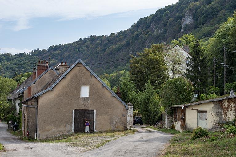 Ecurie et remises depuis l'ouest. © Jérôme Mongreville / Région Bourgogne-Franche-Comté, Inventaire du patrimoine - 2018