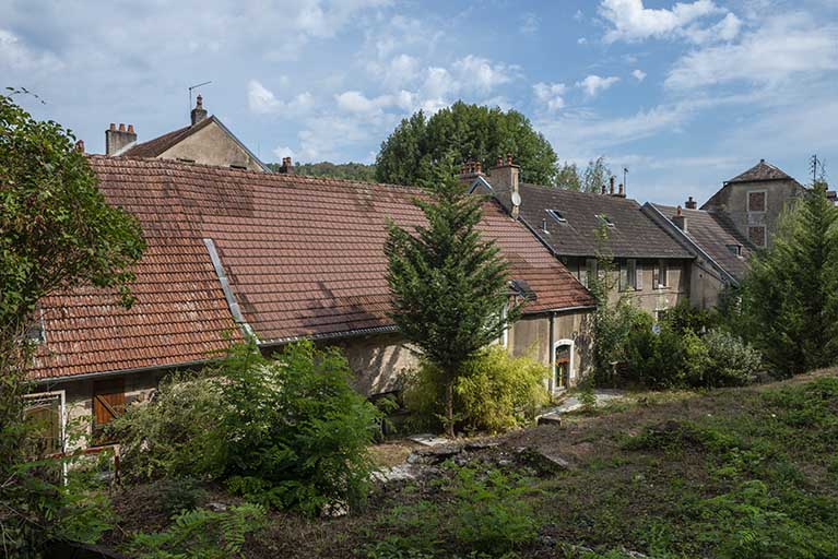 Façades sud des écuries, remises et logements. © Jérôme Mongreville / Région Bourgogne-Franche-Comté, Inventaire du patrimoine - 2018