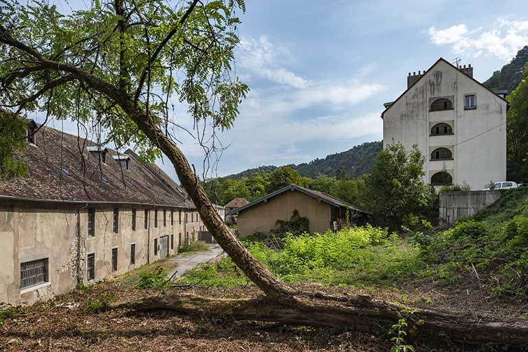 Façade sud de l'atelier de fonderie et pignon est d'un logement ouvrier. © Jérôme Mongreville / Région Bourgogne-Franche-Comté, Inventaire du patrimoine - 2018