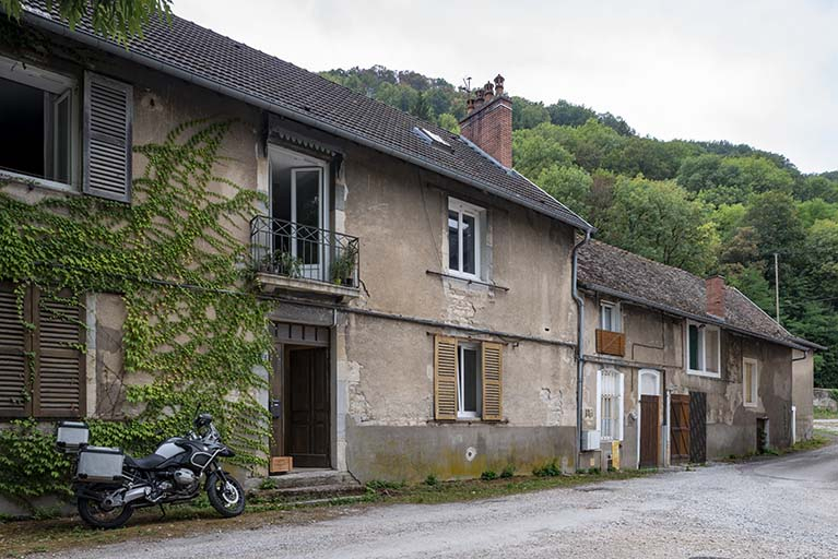 Façade antérieure d'un logement et du bâtiment des écuries et remises. © Jérôme Mongreville / Région Bourgogne-Franche-Comté, Inventaire du patrimoine - 2018