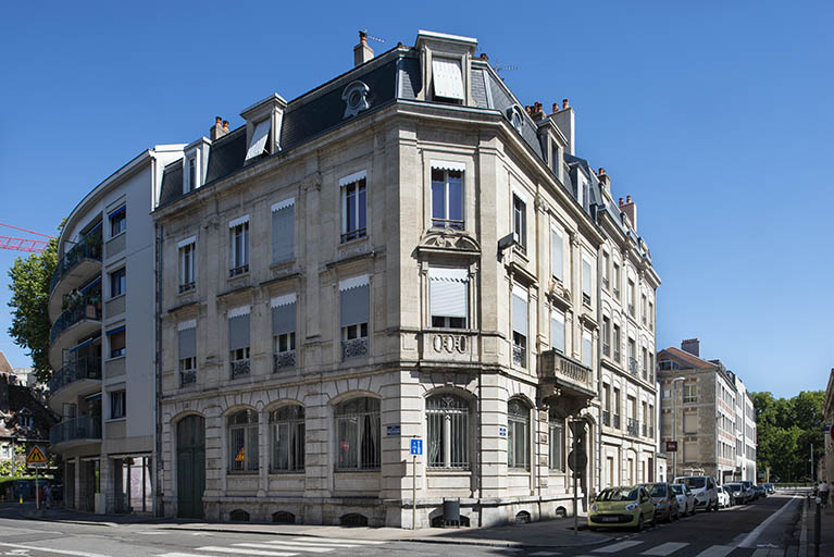 Vue d'ensemble depuis l'intersection des rues Proudhon et Gambetta. © Jérôme Mongreville / Région Bourgogne-Franche-Comté, Inventaire du patrimoine - 2018 Vue d'ensemble depuis l'intersection des rues Proudhon et Gambetta. © Jérôme Mongreville / Région Bourgogne-Franche-Comté, Inventaire du patrimoine - 2018