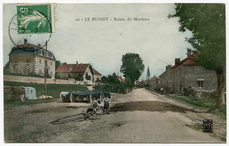 10 - Le Russey - Route de Morteau, 1er quart 20e siècle [entre 1904 et 1909]. La maison est la deuxième à gauche. Les fenêtres multiples ne sont pas encore percées à l'étage de la façade latérale gauche. © Laurent Poupard / Région Bourgogne-Franche-Comté, Inventaire du patrimoine - 2018