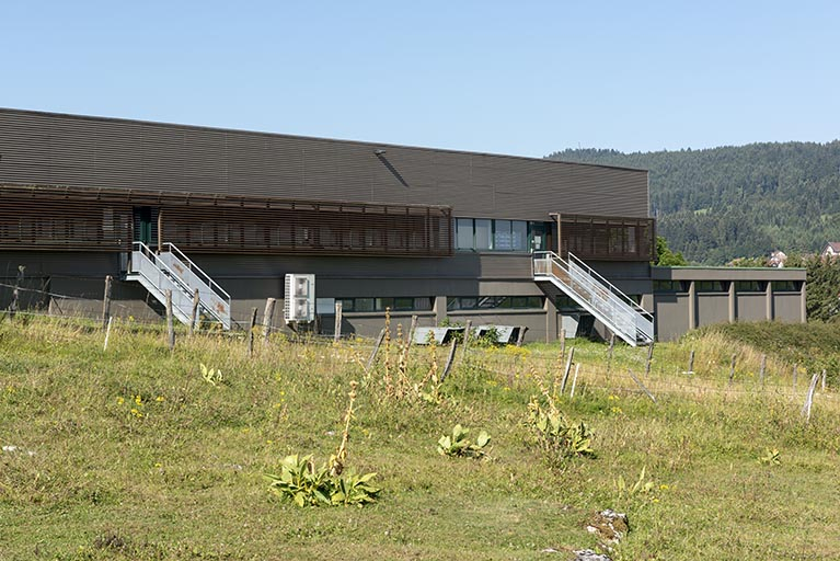 Façade postérieure : escaliers extérieurs vers l'angle nord-ouest. © Sonia Dourlot / Région Bourgogne-Franche-Comté, Inventaire du patrimoine - 2018