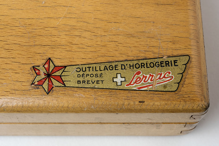 Marque du fabricant, collée sur la boîte. © Sonia Dourlot / Région Bourgogne-Franche-Comté, Inventaire du patrimoine - 2018