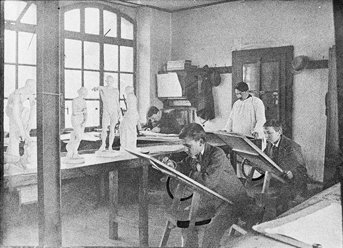 Atelier de dessin (Frainier), [1902] (légende donnée à la photographie publiée dans : Vaufrey, Constant. Les Etablissements Frainier à Morteau, 1988, p. 34). © Sonia Dourlot / Région Bourgogne-Franche-Comté, Inventaire du patrimoine - 2018