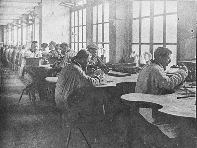 Atelier de sculpture pour original des machines à guillocher, [1902] (légende donnée à la photographie publiée dans : Vaufrey, Constant. Les Etablissements Frainier à Morteau, 1988, p. 34). © Sonia Dourlot / Région Bourgogne-Franche-Comté, Inventaire du patrimoine - 2018