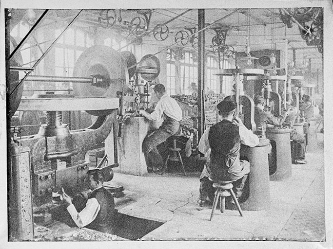 Atelier de frappe, [1902] (légende donnée à la photographie publiée dans : Vaufrey, Constant. Les Etablissements Frainier à Morteau, 1988, p. 27). © Sonia Dourlot / Région Bourgogne-Franche-Comté, Inventaire du patrimoine - 2018