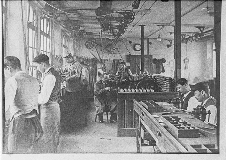 Atelier des mécaniciens, [1902] (légende donnée à la photographie publiée dans : Vaufrey, Constant. Les Etablissements Frainier à Morteau, 1988, p. 27). © Sonia Dourlot / Région Bourgogne-Franche-Comté, Inventaire du patrimoine - 2018