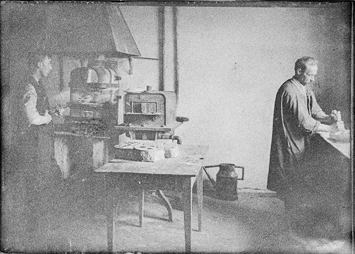 Atelier d'émaillage, [1902] (légende donnée à la photographie publiée dans : Vaufrey, Constant. Les Etablissements Frainier à Morteau, 1988, p. 31). © Sonia Dourlot / Région Bourgogne-Franche-Comté, Inventaire du patrimoine - 2018