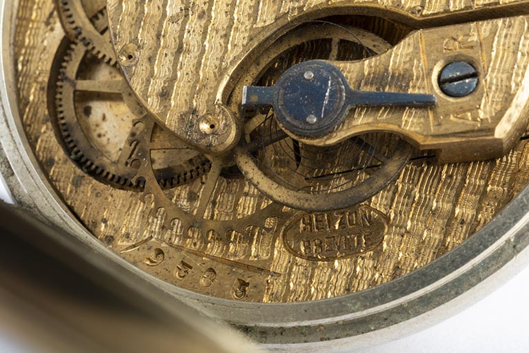 Détail du mouvement : roue en auge de cochon et inscriptions. © Sonia Dourlot / Région Bourgogne-Franche-Comté, Inventaire du patrimoine - 2018