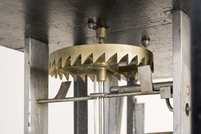 Mouvement d'horloge comtoise, 19e siècle : échappement à verge et roue de rencontre. © Sonia Dourlot / Région Bourgogne-Franche-Comté, Inventaire du patrimoine - 2018