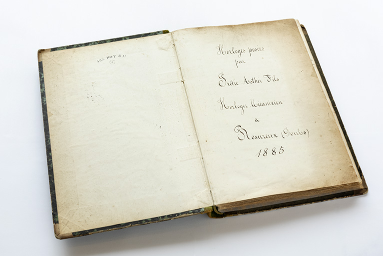 Registre d'inventaire intitulé "Horloges posées par Prêtre Asther Fils, Horloger Mécanicien à Rosureux (Doubs) 1885". © Sonia Dourlot / Région Bourgogne-Franche-Comté, Inventaire du patrimoine - 2018