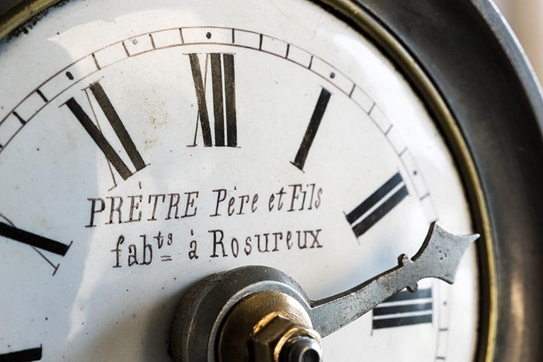 Mouvement de 1880 : inscription sur le cadran de contrôle. © Sonia Dourlot / Région Bourgogne-Franche-Comté, Inventaire du patrimoine - 2018 Mouvement de 1880 : inscription sur le cadran de contrôle. © Sonia Dourlot / Région Bourgogne-Franche-Comté, Inventaire du patrimoine - 2018