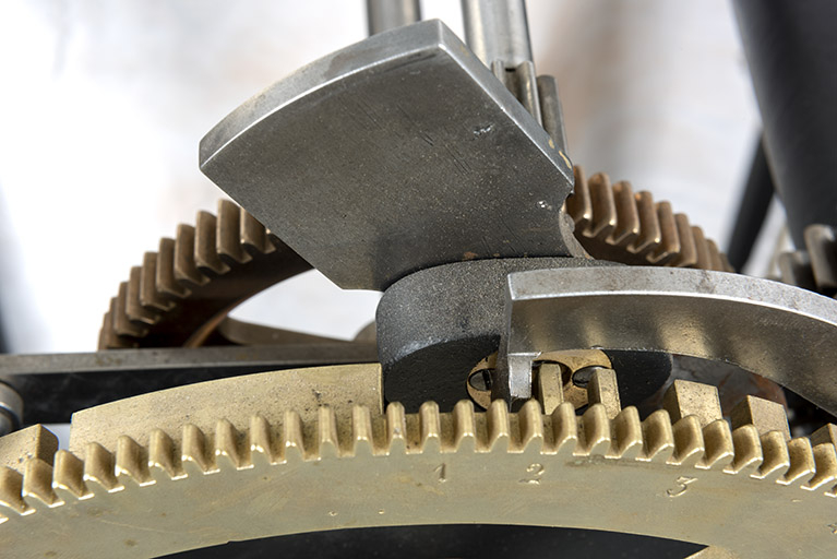 Mouvement, mécanisme des sonneries : système de la roue de compte. © Sonia Dourlot / Région Bourgogne-Franche-Comté, Inventaire du patrimoine - 2018