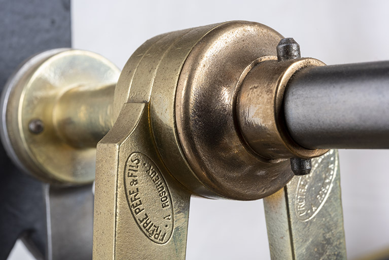 Mouvement, mécanisme des heures : inscription gravée sur l'ancre de l'échappement. © Sonia Dourlot / Région Bourgogne-Franche-Comté, Inventaire du patrimoine - 2018