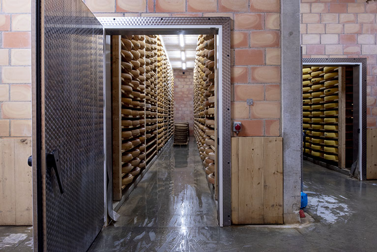 Cave d'affinage : entrée de deux pièces depuis le couloir. © Sonia Dourlot / Région Bourgogne-Franche-Comté, Inventaire du patrimoine - 2018