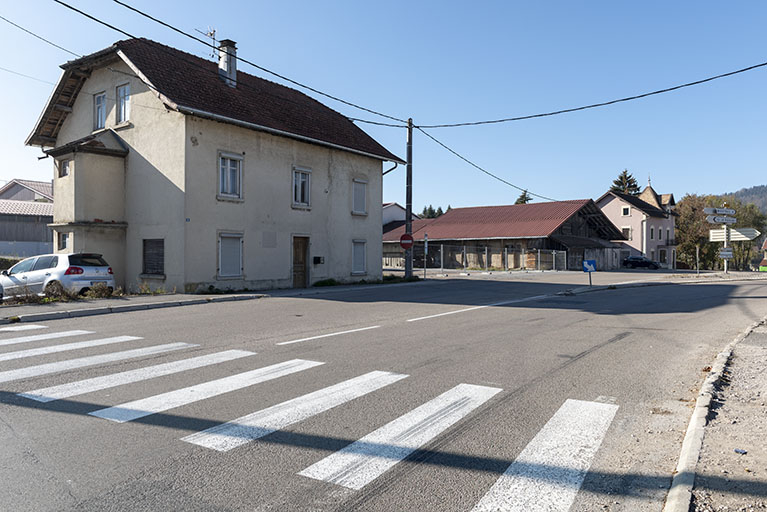 Vue d'ensemble du site, depuis l'est. Au premier plan, maison de 1919. © Sonia Dourlot / Région Bourgogne-Franche-Comté, Inventaire du patrimoine - 2018