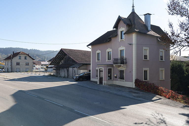 Vue d'ensemble du site, depuis l'ouest. Au premier plan, maison bâtie entre 1928 et 1938. © Sonia Dourlot / Région Bourgogne-Franche-Comté, Inventaire du patrimoine - 2018