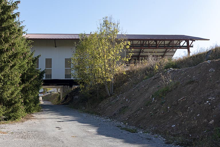 Atelier récent et chemin, depuis l'ouest. © Sonia Dourlot / Région Bourgogne-Franche-Comté, Inventaire du patrimoine - 2018