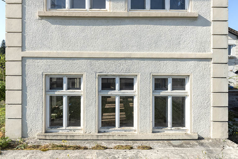 Site d'origine : fenêtres au rez-de-chaussée sur la façade latérale droite de l'usine. © Sonia Dourlot / Région Bourgogne-Franche-Comté, Inventaire du patrimoine - 2018