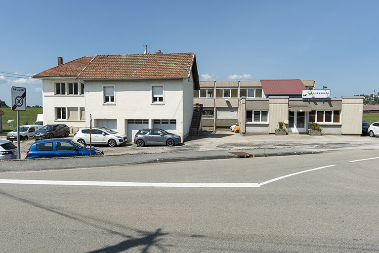 Vue d'ensemble depuis l'est : bâtiments anciens à gauche, récents à droite. © Sonia Dourlot / Région Bourgogne-Franche-Comté, Inventaire du patrimoine - 2018 Vue d'ensemble depuis l'est : bâtiments anciens à gauche, récents à droite. © Sonia Dourlot / Région Bourgogne-Franche-Comté, Inventaire du patrimoine - 2018