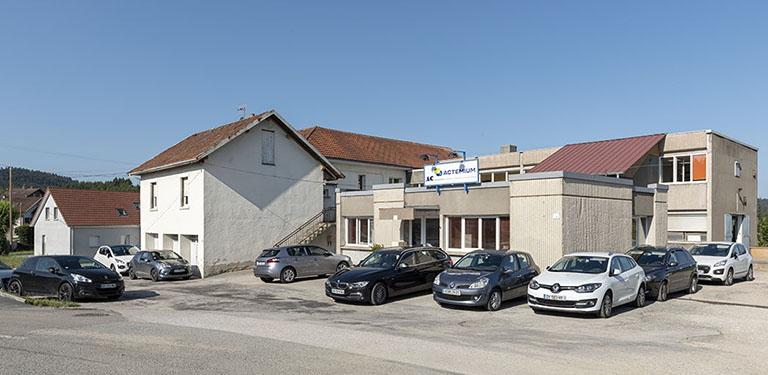Bâtiments récents : façade antérieure, de trois quarts droite. © Sonia Dourlot / Région Bourgogne-Franche-Comté, Inventaire du patrimoine - 2018 Bâtiments récents : façade antérieure, de trois quarts droite. © Sonia Dourlot / Région Bourgogne-Franche-Comté, Inventaire du patrimoine - 2018