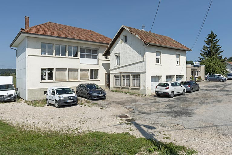 Bâtiments anciens : façade antérieure, de trois quarts gauche. © Sonia Dourlot / Région Bourgogne-Franche-Comté, Inventaire du patrimoine - 2018 Bâtiments anciens : façade antérieure, de trois quarts gauche. © Sonia Dourlot / Région Bourgogne-Franche-Comté, Inventaire du patrimoine - 2018