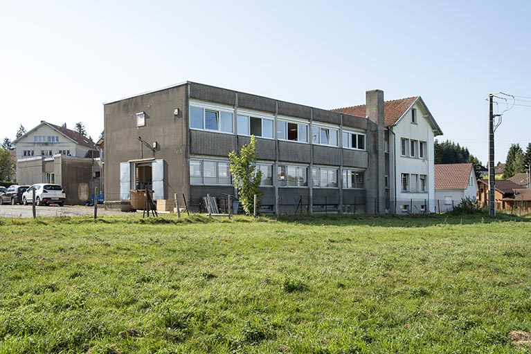 Bâtiments récents : façade postérieure, de trois quarts gauche. © Sonia Dourlot / Région Bourgogne-Franche-Comté, Inventaire du patrimoine - 2018 Bâtiments récents : façade postérieure, de trois quarts gauche. © Sonia Dourlot / Région Bourgogne-Franche-Comté, Inventaire du patrimoine - 2018