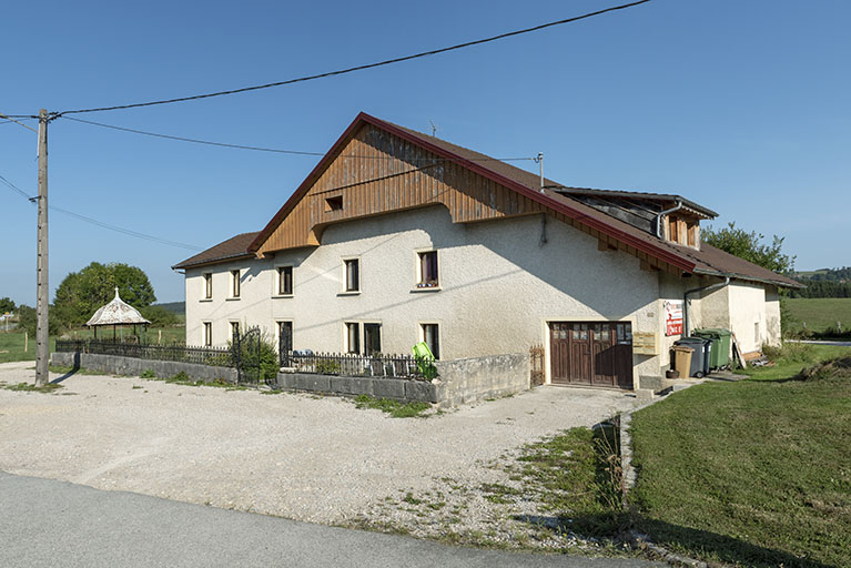 Façade antérieure, de trois quarts droite. © Sonia Dourlot / Région Bourgogne-Franche-Comté, Inventaire du patrimoine - 2018