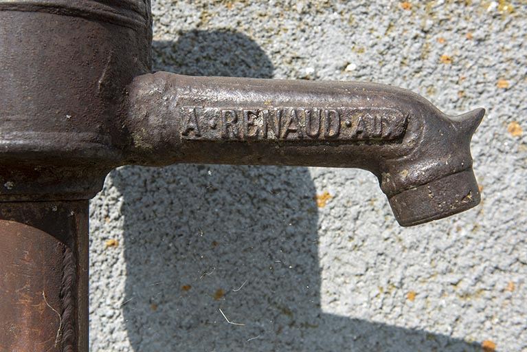 Pompe à eau Renaud (aux Fontenelles) : inscription. © Sonia Dourlot / Région Bourgogne-Franche-Comté, Inventaire du patrimoine - 2018